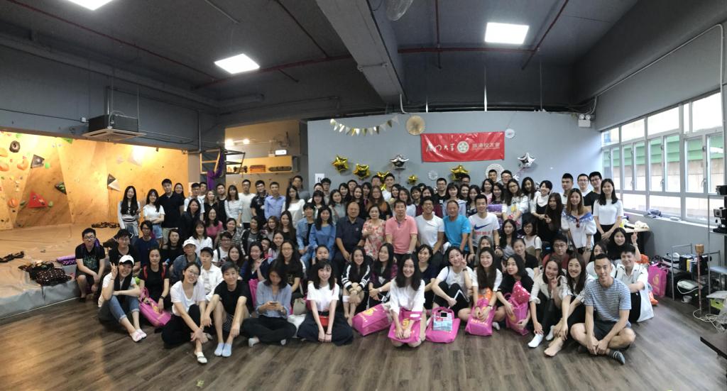 参加活动的老中青校友大合照.jpg 参加活动的老中青校友大合照.jpg